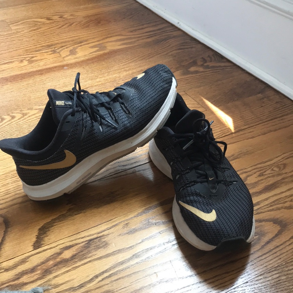 NIKE SNEAKERS